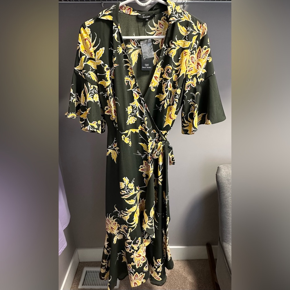 BASIC MODEL size MEDIUM, OLIVE GREEN with RUST & YELLOW Floral Wrap Dress. NWT!